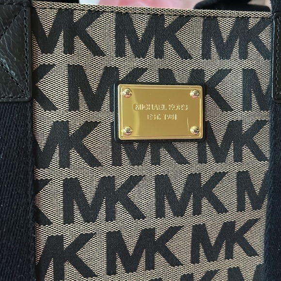 Michael Kors monogram overnight bag - Picture 2 of 10